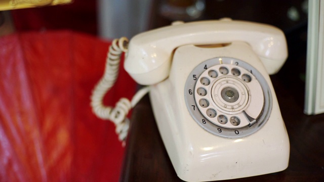 老式电话放在木桌上。视频素材