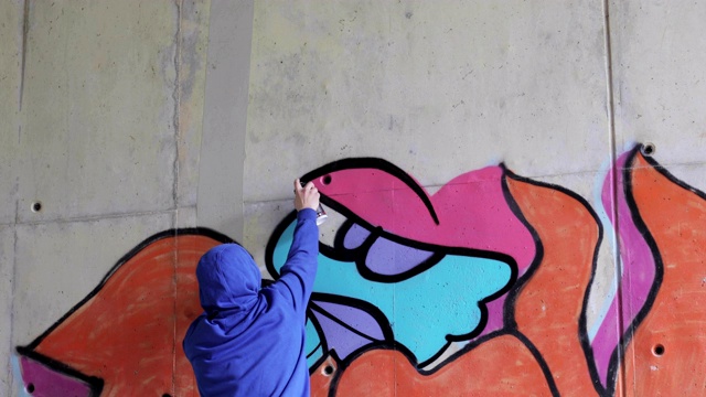 涂鸦艺术家在墙上涂鸦视频下载
