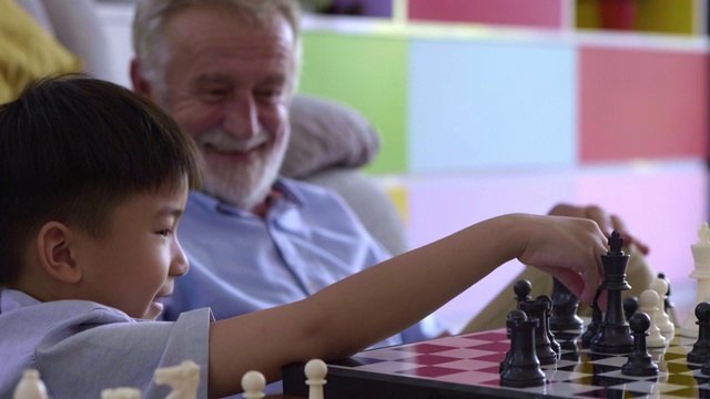 安慰:老人和孙子下棋视频素材