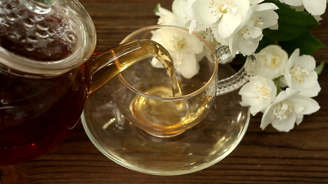 美味的绿茶在美丽的玻璃碗在桌子上视频素材