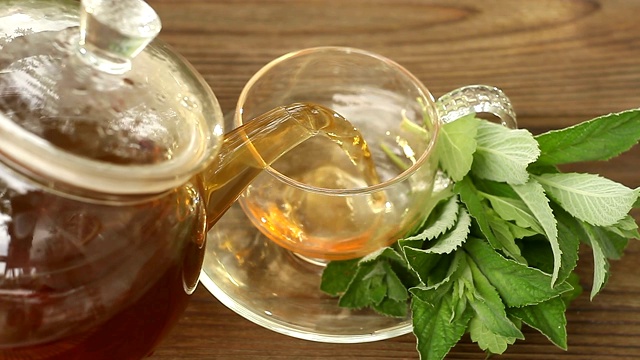 桌上漂亮的玻璃碗里盛着美味的绿茶视频素材