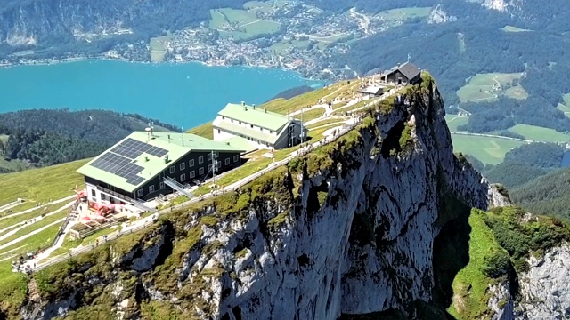 在上奥地利萨尔兹卡默古特的沙夫伯格峰会上飞行观景点。视频素材