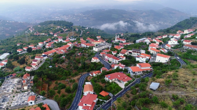鸟瞰图葡萄牙村庄在云下山脉视频素材