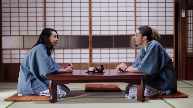 一对年轻的游客夫妇一起在日本旅馆休息视频素材