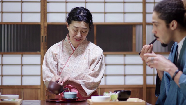 传统的日本旅馆老板为游客倒茶视频素材