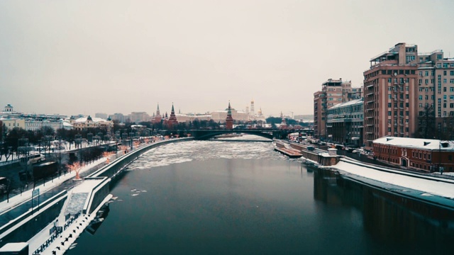 美丽冰冻的莫斯科河与基督救世主大教堂在莫斯科冬季俄罗斯视频素材