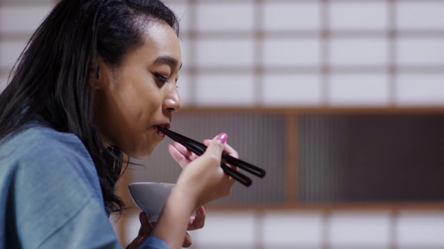 游客在日式餐厅吃传统日本午餐的特写视频素材