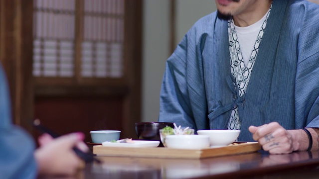游客在日式餐厅吃传统日本午餐的特写视频素材
