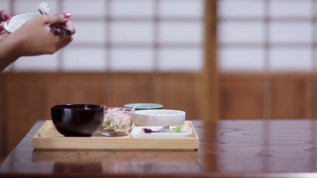 游客在日式餐厅吃传统日本午餐的特写视频下载