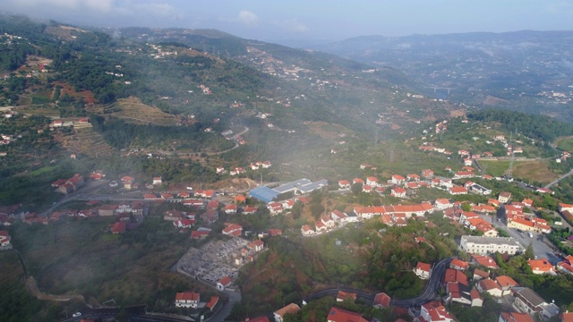 鸟瞰图葡萄牙村庄在云下山脉视频素材