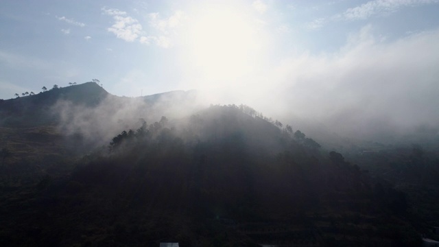 鸟瞰图山在雾视频素材