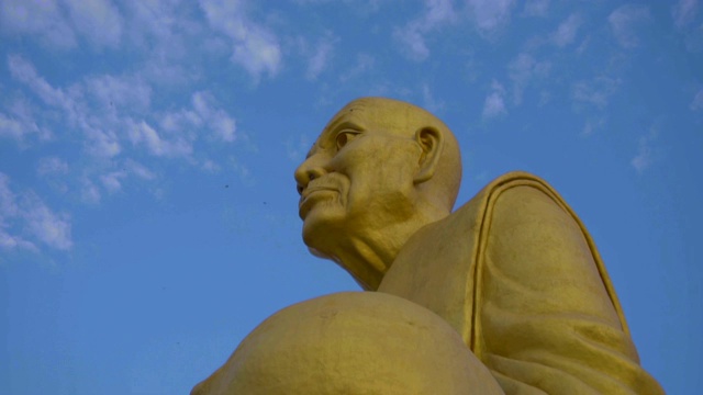 在蓝天背景下拍摄的佛教公园琅普泰雕像。视频下载