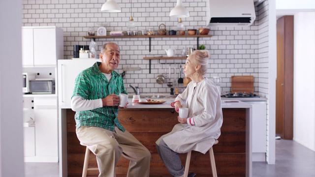 一对老年夫妇在厨房里一起放松视频素材