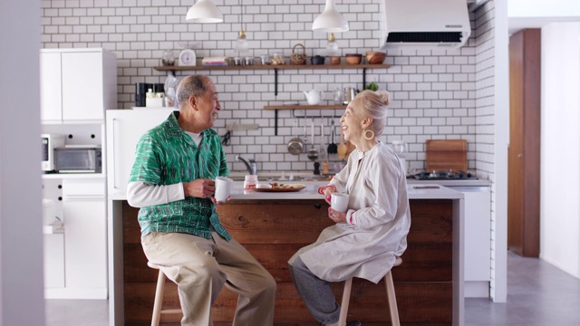 一对老年夫妇在厨房里一起放松视频素材