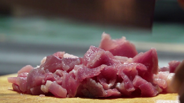家庭主妇制作猪肉食材视频素材