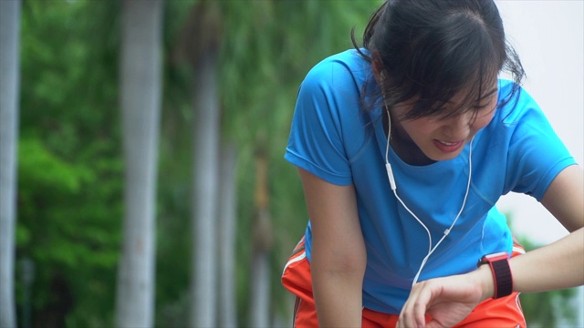 女运动员从跑步中呼吸视频素材