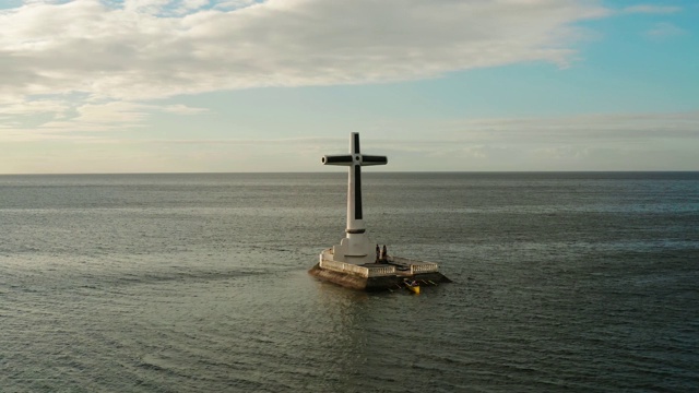 沉没的墓地十字在卡米圭因岛，菲律宾视频下载