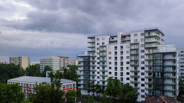 时间流逝:暴雨云(层积云)掠过罗马尼亚布加勒斯特壮观的白色公寓大楼。放大，4K DCI, ProRes，准备颜色分级。天气,气象。视频下载