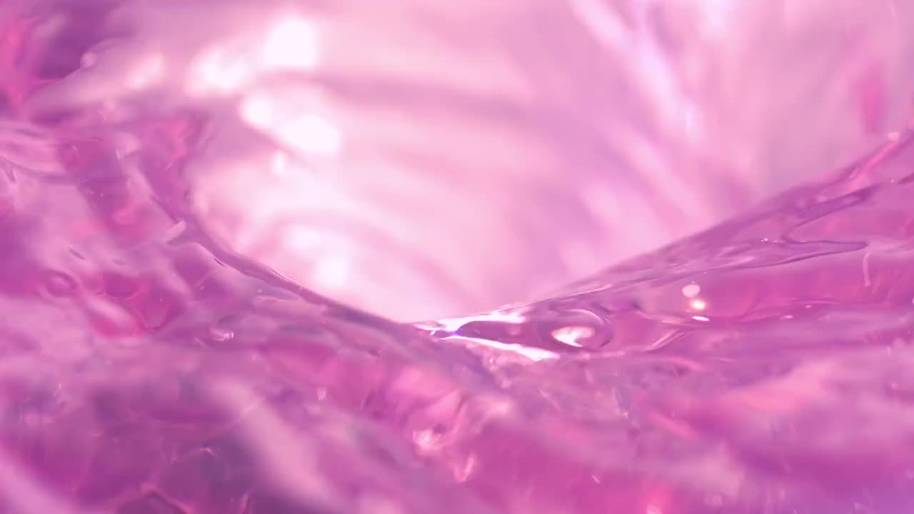 近距离和慢速运动的漩涡浅粉色的水，在近距离和慢速运动视频素材