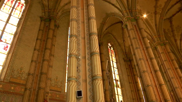 天主教大教堂的高柱子和窗户视频素材