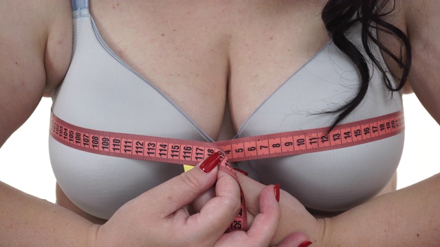 女人测量她的胸部胸部尺寸视频下载