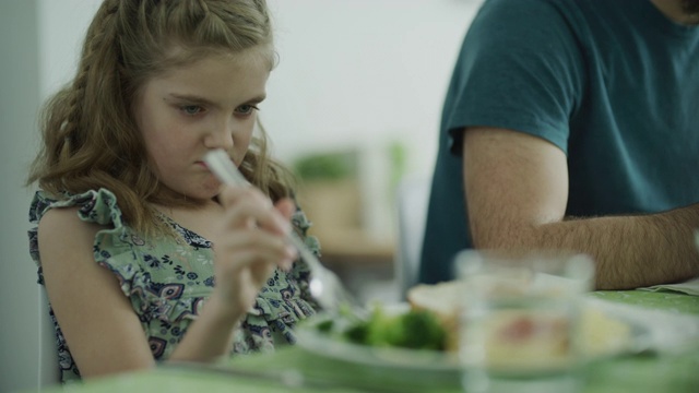 架子关注从一杯水到噘嘴的女孩玩食物/ Lehi，犹他州，美国视频素材