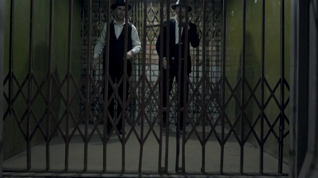 两个戴着帽子的自信的男人站在一起，等待着。视频素材