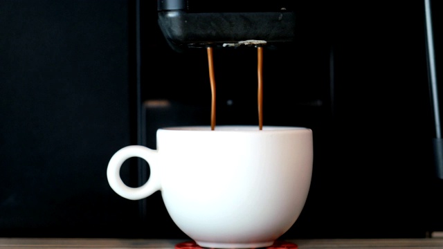 咖啡机正在煮热的新鲜咖啡。视频下载