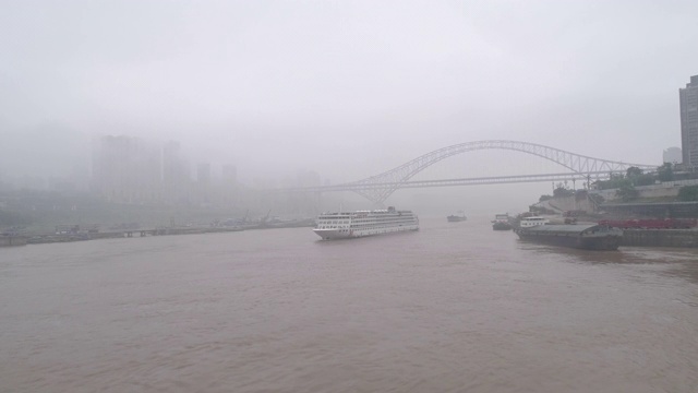 R/T WS HA无人机拍摄的一艘游船在雾天长江上航行/重庆，中国视频下载