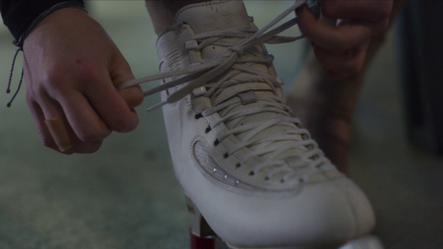 女人在冰鞋上系鞋带的特写/默里，犹他州，美国视频购买