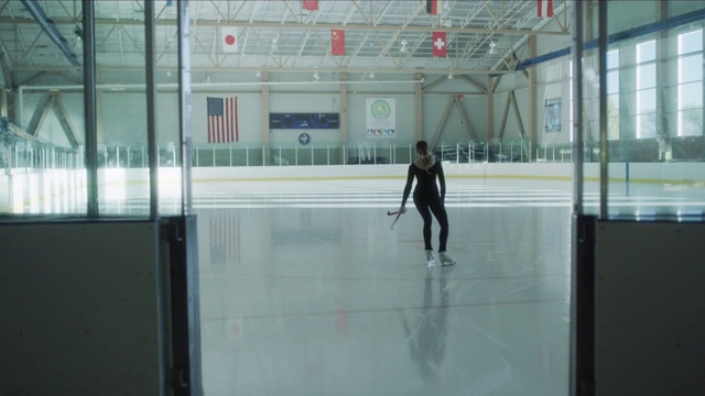 慢动作跟踪拍摄的女子进入溜冰场和去除滑冰警卫/默里，犹他州，美国视频素材