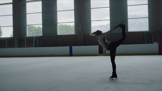 远处的女子练习花样滑冰在溜冰场/默里，犹他州，美国视频购买