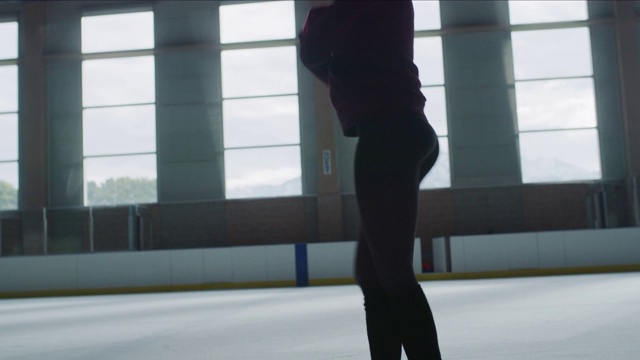 女子在溜冰场练习花样滑冰的慢动作/穆雷，犹他州，美国视频素材