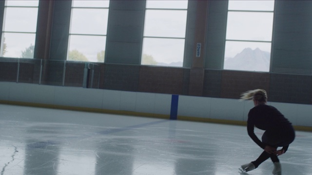 女子花样滑冰在溜冰场上蹲和旋转/默里，犹他州，美国视频素材