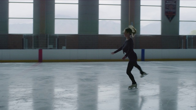慢动作的女子花样滑冰在滑冰场和跳跃/穆雷，犹他州，美国视频素材