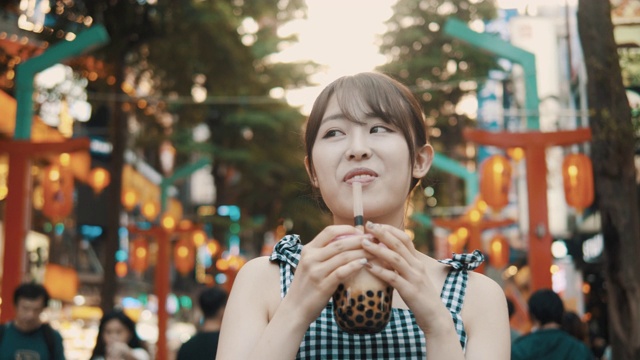 石门亭购物区亚洲年轻女子喝珍珠奶茶(慢镜头)视频下载