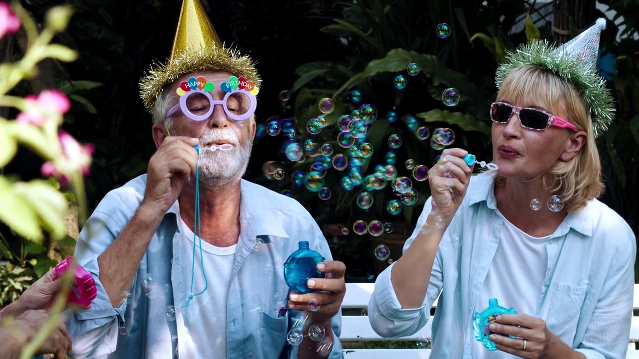 退休社区:活跃的老年人在生日聚会上戴派对帽视频下载
