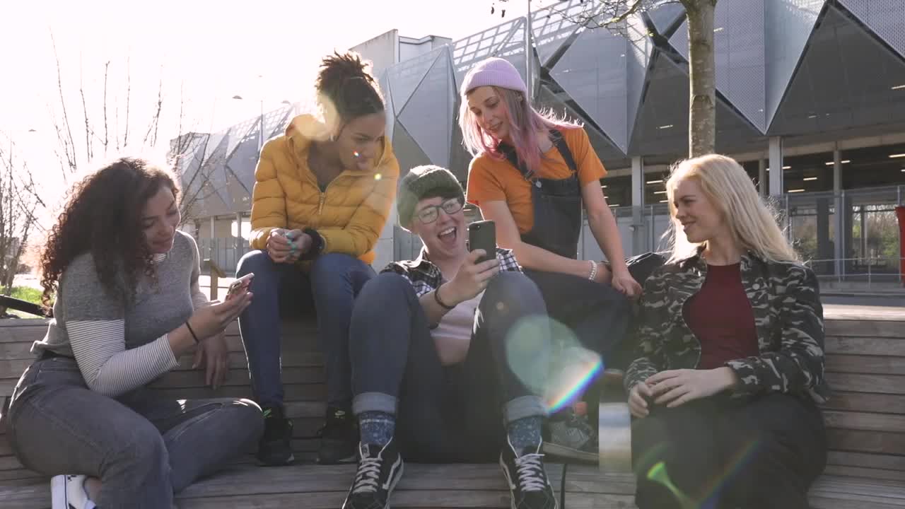一群年轻女子在公园里微笑的照片视频下载