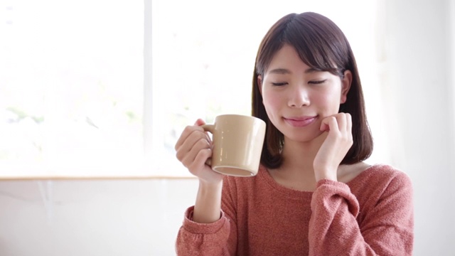 喝着咖啡放松的女人视频素材