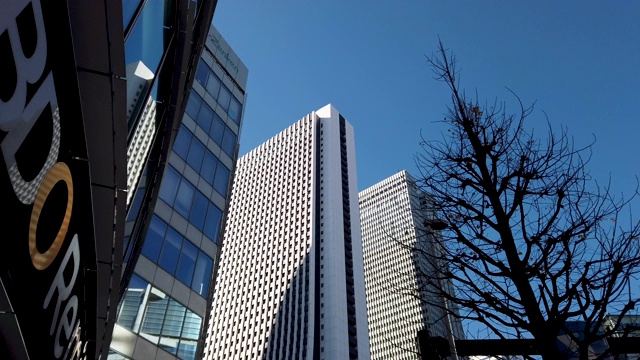 跟踪拍摄。东京城市景观办公室背景。视频素材