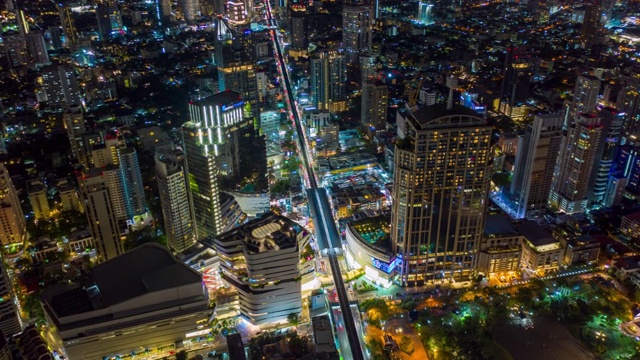 曼谷素坤逸区摩天大楼的曼谷地标性金融商业区夜间全景图视频素材