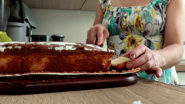 女人用刀劈用刀磅饼视频下载
