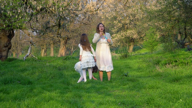快乐的年轻妈妈和她的女儿在公园玩视频素材