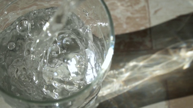 水被倒入玻璃杯视频素材