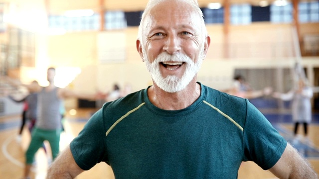 舞蹈课上一位年长男士的慢动作肖像视频素材