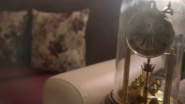 钟用一个钟摆做成一种旋转的球视频素材