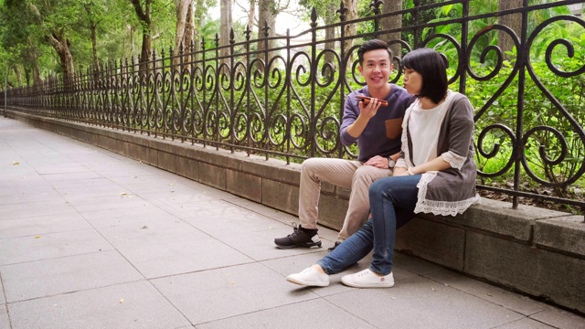 台湾台北人行道上的一对年轻夫妇视频素材