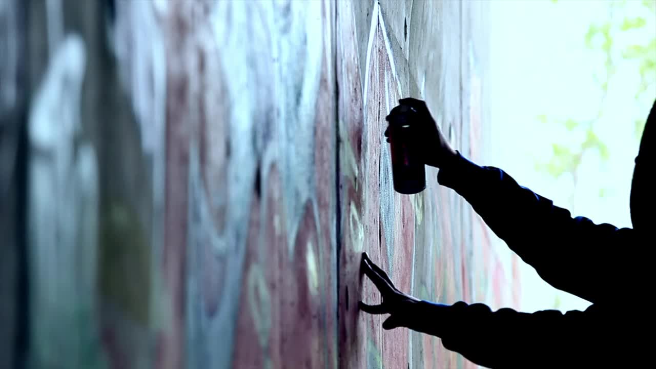 一个在墙上涂鸦的人的剪影视频素材