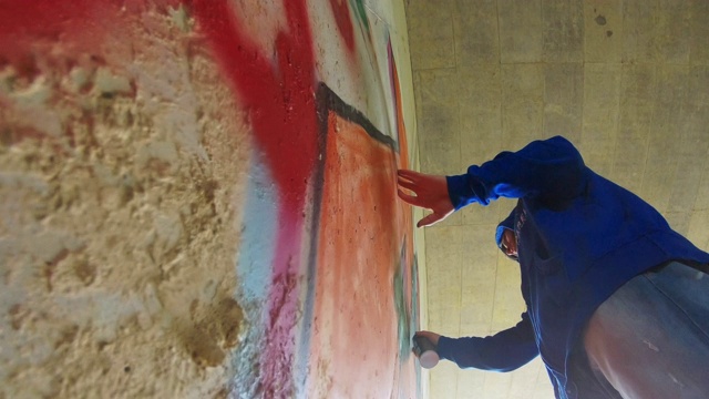 一个年轻人在墙上涂鸦视频素材
