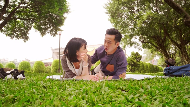 一对年轻夫妇在台湾台北的一个公园里放松视频素材